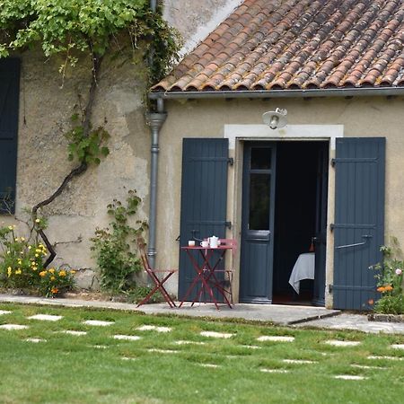 Un Jardin Et Trois Maisons Brux 外观 照片