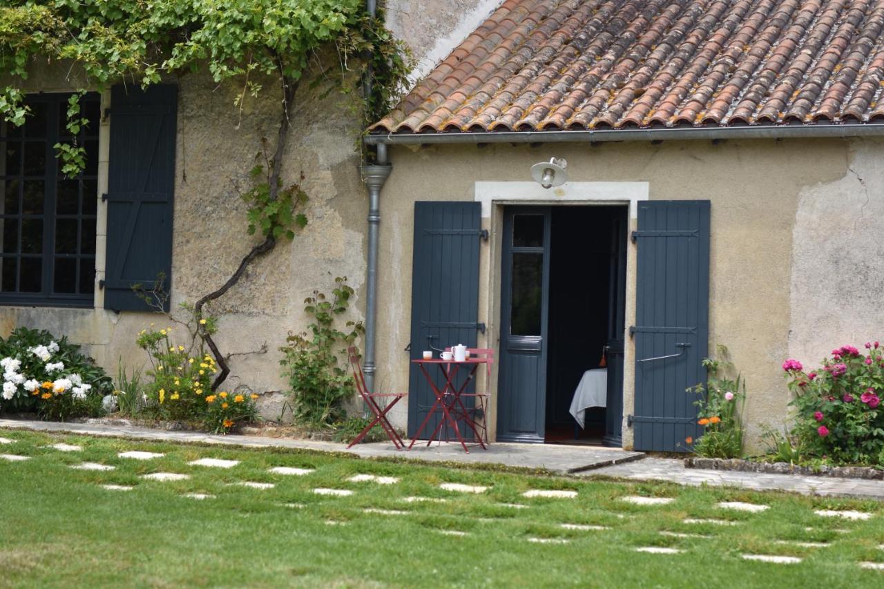 Un Jardin Et Trois Maisons Brux 外观 照片